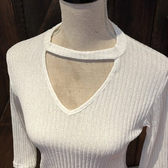 SMF Wonan ribbed creamy white peep hole 3 quarter length sleeve vneck top - Picture 2 of 9